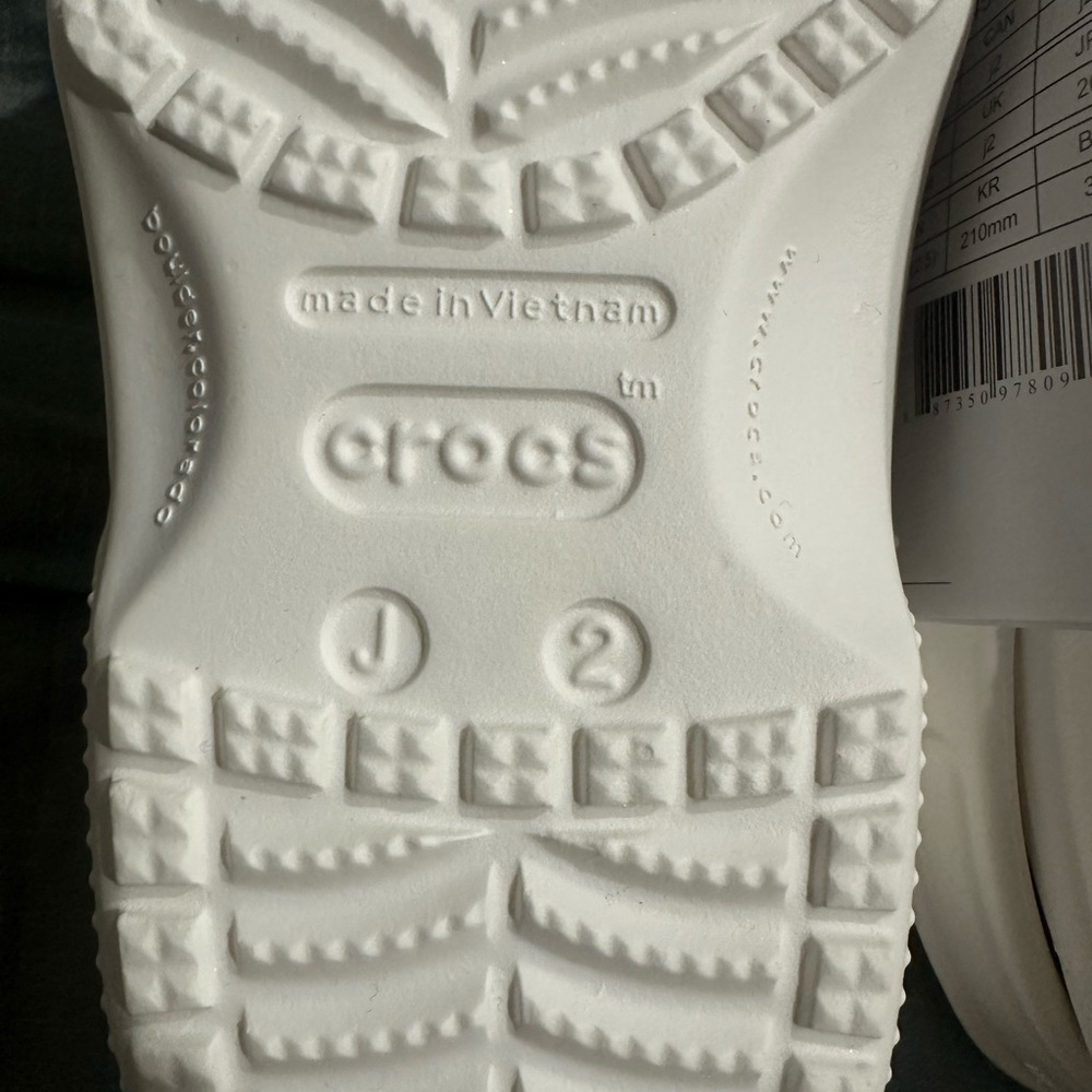 Brand New Boys size 2 White Crocs NWT with 4 Mario jibbitz included - Picture 5 of 6